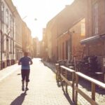 uomo che corre in centro storico