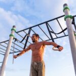 un ragazzo che si allena in una palestra all'aperto